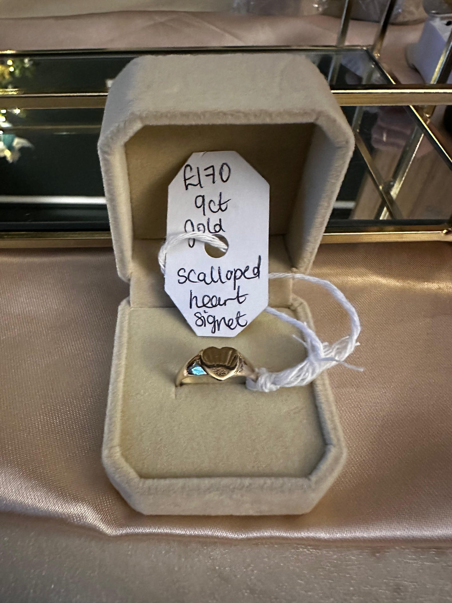 Scallop heart signet